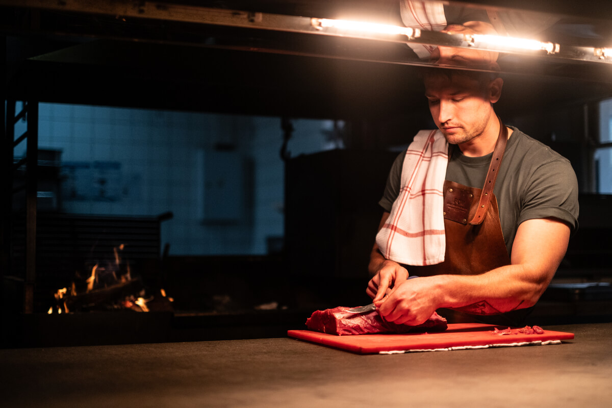 Eike-Restaurant-2 Chef cutting meat in the open kitchen